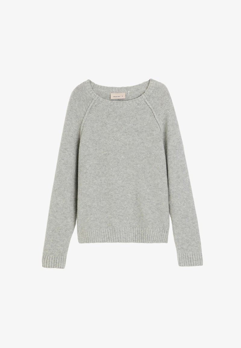 Jasnoszary sweter dziergany z okrągłym dekoltem, prążkowanymi mankietami i dołem. Posiada prosty, teksturowany wzór z raglanowymi rękawami.