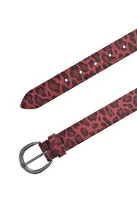Luipaardprint riem met een roze basis en zwart patroon. Voorzien van een zilverkleurige metalen gesp en meerdere verstelgaatjes.