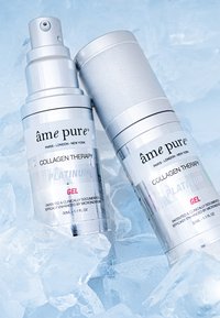 Två silverfärgade sprayflaskor med kollagenterapigel, märkta "Platinum", som vilar på is. Varje flaska rymmer 30 ml och har en pumptop.