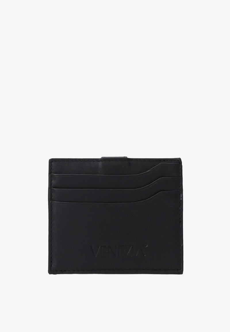 Černý kožený držák na karty se čtyřmi přihrádkami, s embosovanou značkou na přední straně, hladkým povrchem a minimalistickým designem.