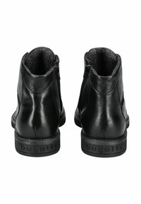 Bottines en cuir noir avec une finition lisse, fermetures éclair sur les côtés, bouts ronds et semelle en caoutchouc texturée arborant le logo "bugatti".