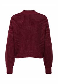 Burgundský pletený svetr s cropped designem, žebrovaným výstřihem a manžetami, texturovaným vzorem a spadlými rameny.