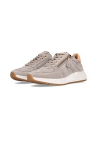 Hellgraue Wildledersneaker mit Schnürdesign, seitlichem Reißverschluss und kontrastierendem braunen Absatz. Gummi-Sohle mit strukturiertem Profil für besseren Halt.