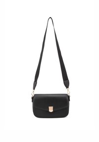 Borsa a spalla in pelle nera con una superficie liscia, forma rettangolare, accessori in metallo dorato e una tracolla rimovibile.