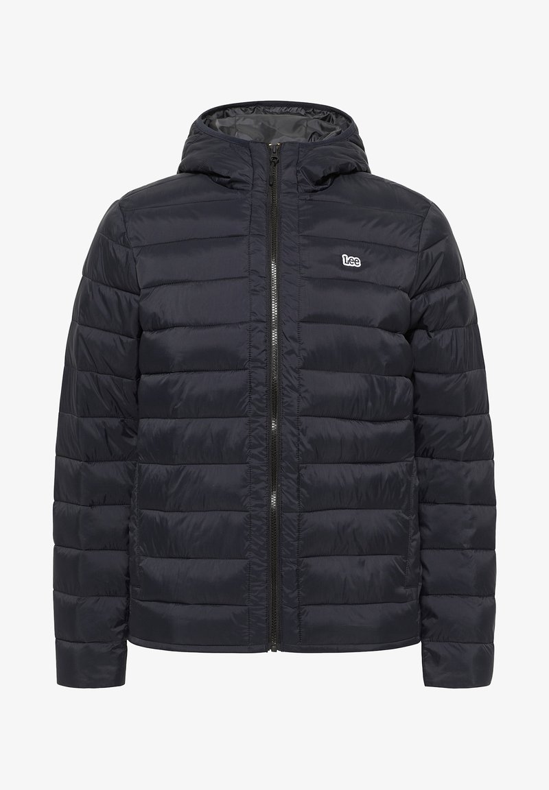 Veste à capuche matelassée noire avec fermeture éclair frontale et logo de la marque Lee sur la poitrine gauche, conçue pour les temps froids.