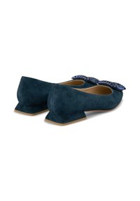 Ballerine in suede blu navy con tacchi angolari unici, caratterizzate da un fiocco decorativo impreziosito con strass blu all'altezza delle punte.