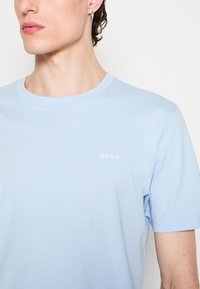 HUGO DERO - Paprasti marškinėliai - light/pastel blue
