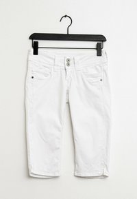 Pantalones cortos blancos de mezcla de algodón, con cierre frontal de botón, cinco bolsillos y detalles de costura en contraste.