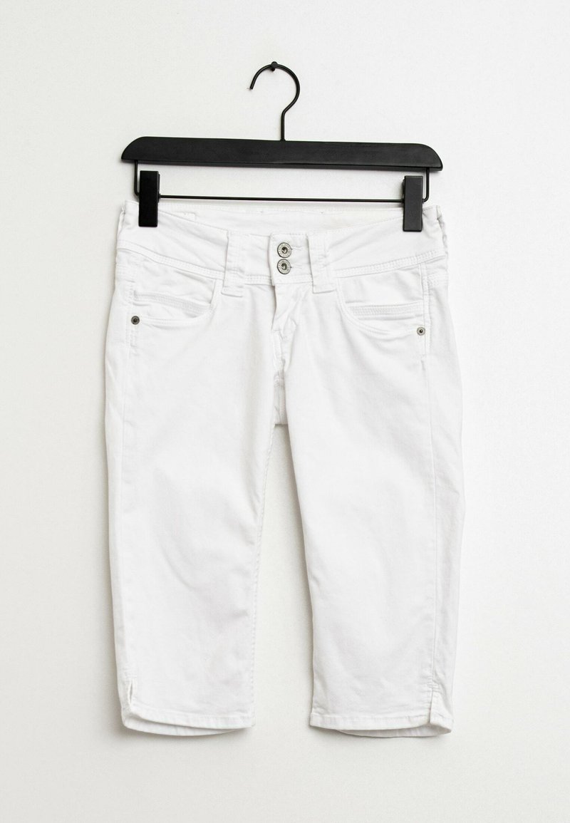 Pantalones cortos blancos de mezcla de algodón, con cierre frontal de botón, cinco bolsillos y detalles de costura en contraste.