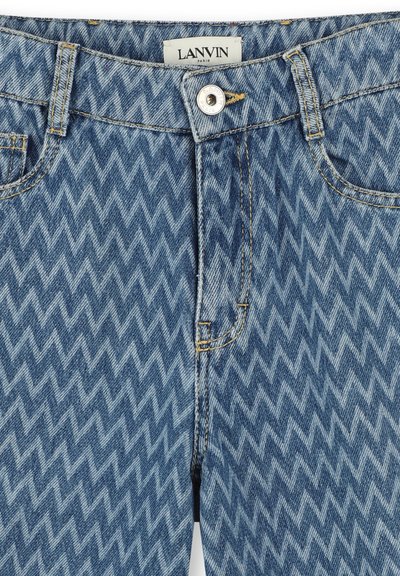 Jean en denim bleu avec un motif en zigzag, comportant une fermeture à bouton argenté et des coutures jaunes. L'étiquette indique "LANVIN PARIS."