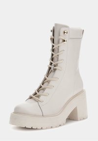 Guess Bottines à plateau - white