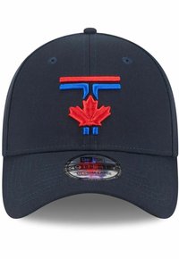 Marineblaues Baseballcap mit gesticktem rot-blauem Logo und einem Ahornblatt-Design. Flexibler Sitz mit rundem Schirm und strukturiertem Stoff.