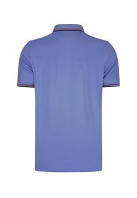 Camisa polo de tela azul claro, con cuello y detalles en franjas rojas y blancas en el cuello y las mangas.