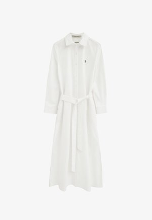 Vestito camicia bianco a maniche lunghe con colletto, bottoni sul davanti, cintura annodata in vita e piccolo logo ricamato nero di un giocatore di polo sul petto sinistro.