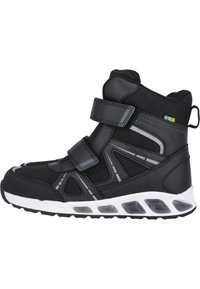 Sort høj-top sneakers med mesh og syntetiske materialer, justerbare velcro-stropper, reflekterende detaljer og en polstret hvid sål.