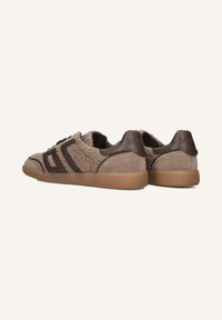 Bruine suède en textiel sneakers met een tan rubberen zool en donkerbruine accenten. Bevat een logo op de hiel en zijstrepen.