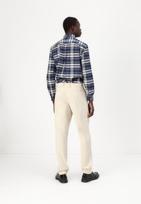 Tommy Hilfiger GREENWICH - Pantaloni - classic beige