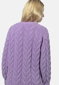 Fioletowy sweter z dzianiny, z teksturowanym wzorem w warkocze, długimi rękawami i okrągłym dekoltem. Miękka, gruba włóczka o przytulnym wyglądzie.