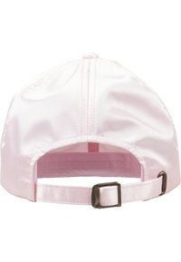 Gorra de béisbol de satén rosa claro con visera curvada, correa ajustable en la parte trasera y detalles de costura en la superficie de la gorra.