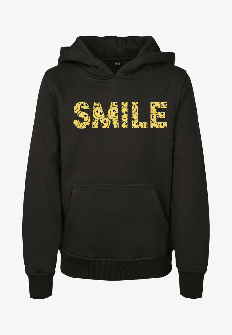 Sweat à capuche noir avec poche avant et le mot "SMILE" en lettres jaunes remplies de motifs de visages souriants.