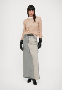 MM6 Maison Margiela CREWNECK - Džemperis - camel/chalk