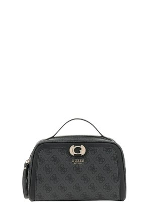 Neceser negro de Guess con tela con logotipo estampado, emblema plateado "G", asa superior y cierre con cremallera.