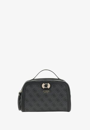 Neceser negro de Guess con tela con logotipo estampado, emblema plateado "G", asa superior y cierre con cremallera.