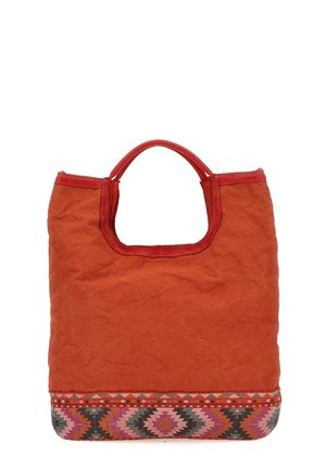 Borsa a spalla in tessuto rosso con una finitura texturizzata, dotata di un fondo decorato nei colori rosa, nero e grigio. Manici arrotondati in cima.