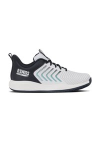 Λευκό και μαύρο αθλητικό παπούτσι K-Swiss με μαύρα κορδόνια και τυρκουάζ διακοσμητικές ρίγες, σχεδιασμένο για padel, εμφανίζεται από τη δεξιά πλευρά σε λευκό φόντο.