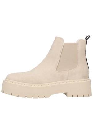 Beige ruskinds Chelsea-støvler med elastiske sidepaneler og sort bageste øsken. Kraftig platåsål med takkede kanter. Glat tekstur, minimalistisk design.
