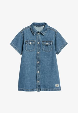 Korte spijkerjurk met korte mouwen, knoopsluiting aan de voorkant, twee borstzakken met knopen en een klein label aan de onderzoom.