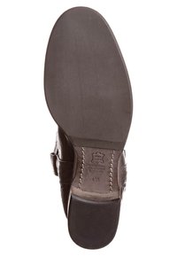 Suela de zapato de cuero en marrón oscuro, diseño plano con detalles de costura sutiles y una superficie texturizada. Logo estampado y tamaño 4½ visibles.