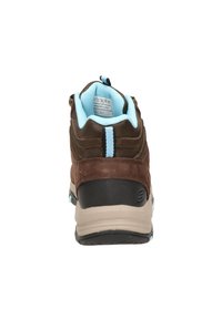 Zapato de senderismo marrón con una suela de goma gris oscuro, acentos en azul claro y un collar acolchado. La parte superior está hecha de materiales de ante y malla.