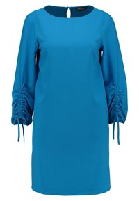 Robe bleue longueur genou avec manches longues froncées nouées aux poignets et encolure ronde avec petite fermeture bouton œillet au dos.