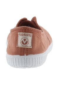 Sneaker slip-on in tela marrone con suola in gomma bianca e patch del logo "victoria" sul tallone.