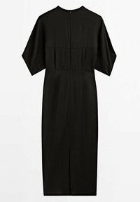 Sort kjole med en slank, lige silhuet, korte ærmer og lynlås bagpå. Har en diskret bagklap for nem bevægelse.