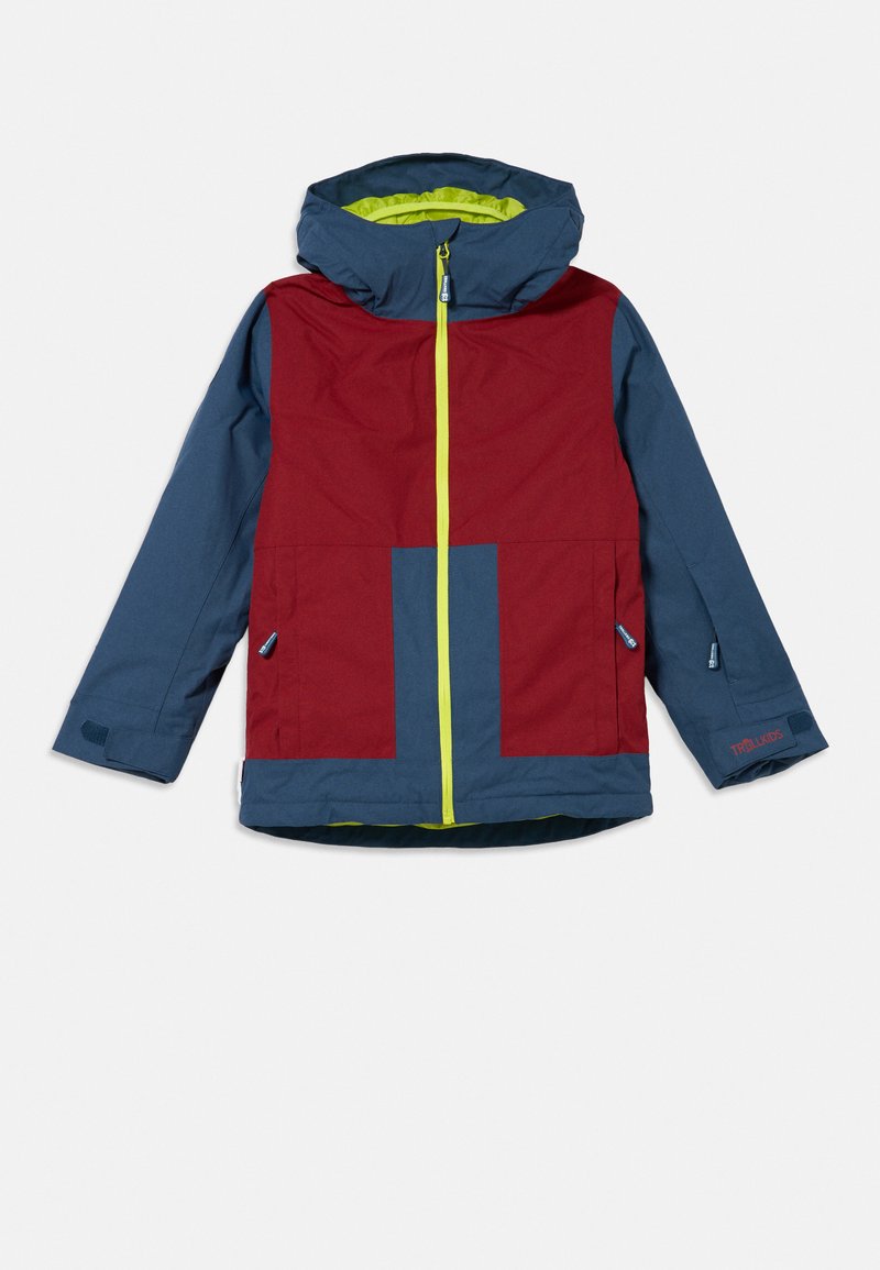Chaqueta roja y marino con capucha, que presenta un brillante zipper amarillo y acentos. Hecha de tela texturizada con paneles contrastantes y bolsillos con cremallera.