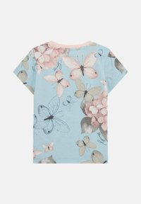 T-shirt azzurro chiaro con stampa floreale e farfalle in morbidi colori pastello. Maniche corte e scollatura rotonda con rifinitura rosa.