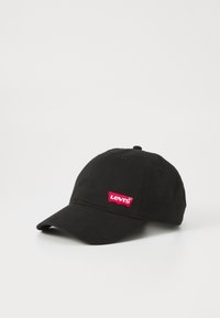 Căciulă din bumbac negru cu un logo Levi's brodat roșu pe partea din față. Are o șapcă curbă și o curea ajustabilă în spate.