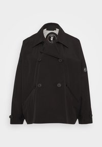 Mustapaita, jossa on kaksirivinen napitus, vino taskut ja lovettu kaulus. Hihassa on logo-ompelu. Sileä texture.