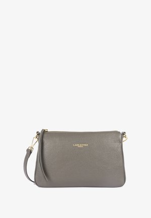Clutch en cuir gris avec une finition texturée, accents en métal doré et une sangle amovible. Comprend une fermeture éclair et un détail de logo.