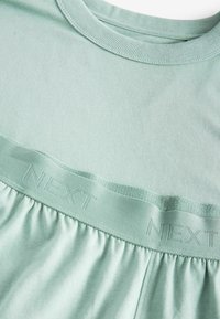 Next REGULAR FIT SHORT SLEEVE SET - Nattplagg set - sage green
