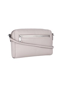 Borsa crossbody in pelle grigia chiara con finitura texturizzata, dotata di una tasca frontale con zip e di una tracolla regolabile. Dettagli in metallo tono argento.