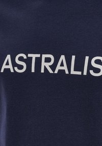 Navyblaues Kurzarmhemd mit weißer Blockschrift mit der Aufschrift "ASTRALIS." Der Stoff wirkt weich mit einer glatten Textur.