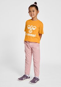Hummel TRES  S/S - T-shirt print - butterscotch