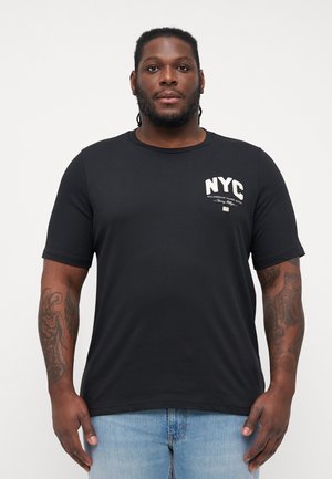 Černé tričko s krátkým rukávem, které na hrudi zdobí bílé logo "NYC", vyrobené z měkkého materiálu, kulatý výstřih a volný střih.