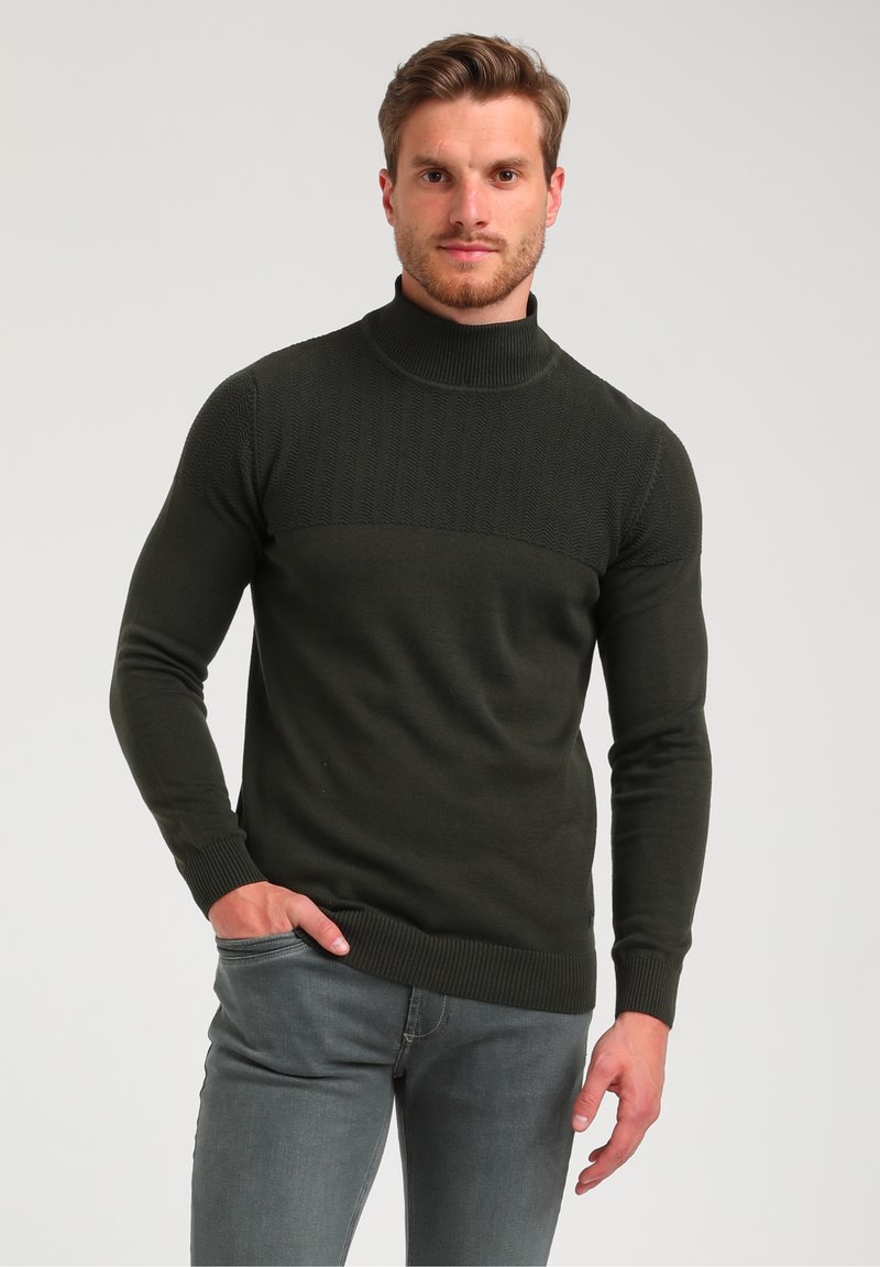Dunkelgrüner Rollkragenpullover aus strukturiertem Strickstoff mit glattem Körperbereich, versehen mit gerippten Bündchen und Saum.
