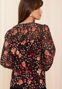 Love & Roses REGULAR FIT - DOBBY  - Blúz - black floral
