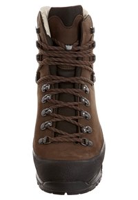 Καφέ δερμάτινη μπότες πεζοπορίας με μαύρη καουτσούκ σόλα, εξέχον σύστημα δέσιμο και μαξιλαροθήκη στον αστράγαλο. Λείος πάνω μέρος με υφασμάτινες λεπτομέρειες.