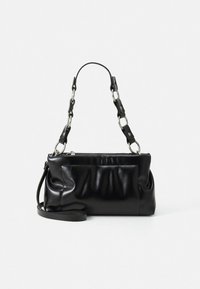 Svart skinnveske med en rynket tekstur, sølvfarget metallutstyr og en håndlenke av kjede. Har en slank avtagbar rem og glidelåslukking.